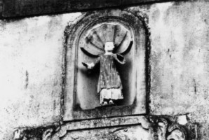 Une statuette de saint Laurent était située dans la niche au-dessus du portail de l'église. Datant du XVIIIe siècle, elle a été dérobée en 1982 (photographie du service régional de l'inventaire de Lorraine).