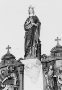 Une statue en plâtre de sainte Barbe est située contre le mur Nord de la nef (photographie du service régional de l'inventaire de Lorraine).
