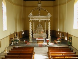 Le chœur de l'église et son très beau maître-autel abrité sous le ciborium.