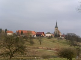 Le village de Loutzviller et l'église de la Très Sainte-Trinité.