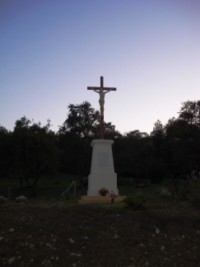 Une croix de chemin est située à l'entrée du village.