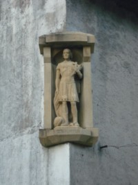 À la jonction de la rue de la liberté et de la rue Saint-Maurice, un haut-relief du saint patron de la paroisse est installé dans une niche occupant l'angle d'une maison.