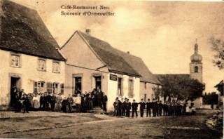 Le café-restaurant Neu et l'église de l'Exaltation de la Sainte-Croix au début du XXe siècle.
