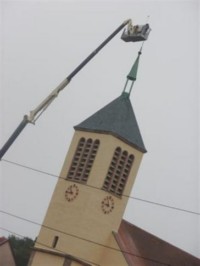 Le clocher de l'église de l'Exaltation de la Sainte-Croix d'Ormersviller, lors de l'installation d'un nouveau coq à son sommet.