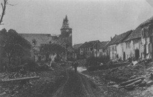 Le village et l'église Saint-Pierre en 1945.