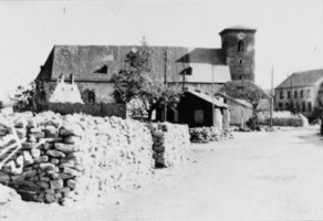 Photographie de 1946 ou 1947 présentant l'église Saint-Pierre depuis le nord.