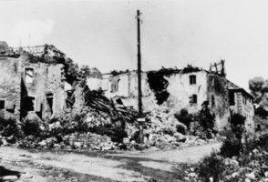 Le carrefour Grande Rue - rue de la montagne en 1945 (d'après un album de photographies Pierron, conservé aux archives municipales de Sarreguemines).