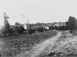 Panorama de l'église Saint-Pierre et du village de Rimling dans les années 1920, depuis le lieu-dit " Bitzen ".