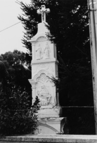 La croix est érigée dans le jardin de la maison num. 83, rue de la fontaine (photographie du service régional de l'inventaire de Lorraine).