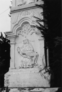 La Vierge de Pitié est représentée sur le registre inférieur du fût-stèle (photographie du service régional de l'inventaire de Lorraine).