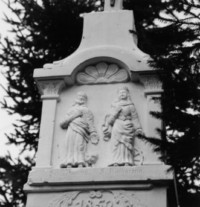 Les patrons des commenditaires, saint Marc et sainte Catherine, sont représentés sur le registre supérieur du fût-stèle (photographie du service régional de l'inventaire de Lorraine).