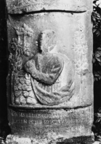 Saint Pierre pénitent est représenté sur le registre inférieur du fût-stèle (photographie du service régional de l'inventaire de Lorraine).
