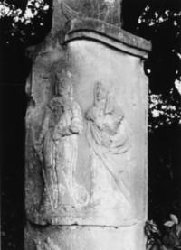 Sainte Catherine et la Très Sainte Vierge sont représentées sur le registre supérieur du fût-stèle (photographie du service régional de l'inventaire de Lorraine).