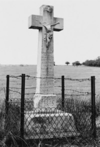 La croix est élevée en 1738 au lieu-dit Hirtengarten (photographie du service régional de l'inventaire de Lorraine).