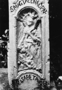 Sainte Élisabeth est représentée sur la face droite du fût (photographie du service régional de l'inventaire de Lorraine).