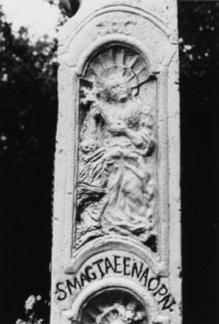 Sainte Madeleine est représentée sur la face droite du fût (photographie du service régional de l'inventaire de Lorraine).