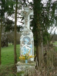 Au lieu-dit Imswiese, une croix datant de 1761 représente la Vierge de Pitié, ainsi que quatre saints sur les faces latérales du fût-stèle (photographie de la commune de Rimling).