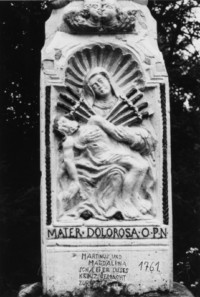 Sur la face du fût, le thème de la Vierge de Pitié est représenté, associé à celui de Notre-Dame des Sept-Douleurs (photographie du service régional de l'inventaire de Lorraine).