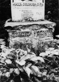 Une inscription à la base du fût-stèle et sur le socle indique le nom des commenditaires de la croix (photographie du service régional de l'inventaire de Lorraine).
