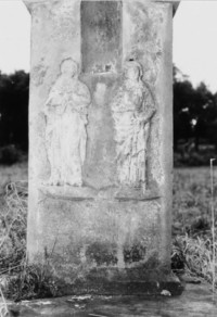Deux saints non identifiés sont figurés sur le fût-stèle, en-dessous d'une niche : il s'agit sans doute des saints patrons des commenditaires, saint Jean et peut-être sainte Jeanne ou bien une autre patronne de l'épouse (photographie du service régional de l'inventaire de Lorraine).