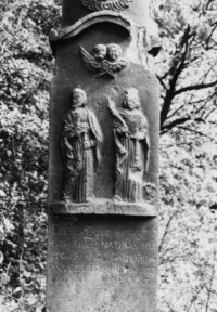 Saint Mathias et sainte Catherine sont représentés sur le fût-stèle de la croix (photographie du service régional de l'inventaire de Lorraine).