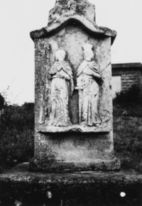 Saint Jacques et sainte Catherine figurent sur la face du fût-stèle (photographie du service régional de l'inventaire de Lorraine).