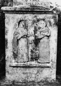 Saint Mathias et sainte Anne sont représentés sur la face du fût-stèle (photographie du service régional de l'inventaire de Lorraine).