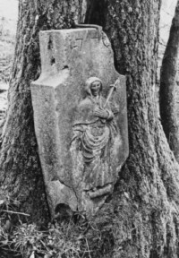 Notre-Dame des Sept-Douleurs est représentée sur le fût de la croix (photographie du service régional de l'inventaire de Lorraine).