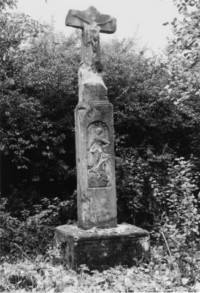 La croix est érigée dans la rue du nouveau cimetière, au fond d'un champ situé à gauche de la maison num. 24 (photographie du service régional de l'inventaire de Lorraine).