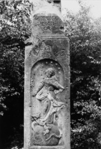 L'Immaculée Conception est représentée sur le fût-stèle de la croix (photographie du service régional de l'inventaire de Lorraine).