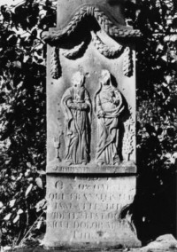 Saint Jean et sainte Anne sont représentés au milieu du fût-stèle (photographie du service régional de l'inventaire de Lorraine).