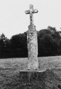 La croix est érigée au début du XVIIIe siècle et est restaurée en 1933 (photographie du service régional de l'inventaire de Lorraine).