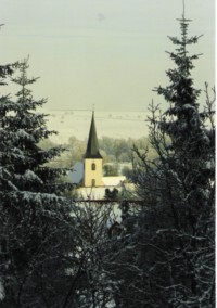 L'église Saint-Pierre de Rimling depuis les hauteurs du Schlossberg (photographie de la commune de Rimling).