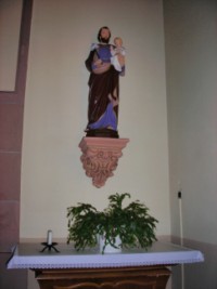 L'autel latéral droit est dédié à saint Joseph. Depuis la seconde guerre mondiale, seul le tombeau subsiste, tandis que la statue trône sur une console.