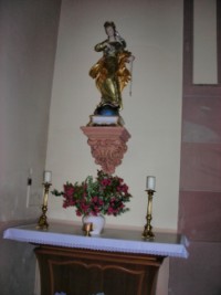 L'autel latéral gauche est dédié à la Très Sainte Vierge Marie. Depuis la seconde guerre mondiale, seul le tombeau subsiste, tandis que la statue trône sur une console.