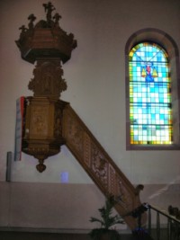 La chaire à prêcher, qui date des années 1735-1740, est semblable à celle qui se trouvait dans l'église de Loutzviller avant la seconde guerre mondiale.