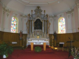 Le maître-autel est daté 1739 et représente le repentir de saint Pierre après son reniement, sur une huile sur toile occupant la contretable.