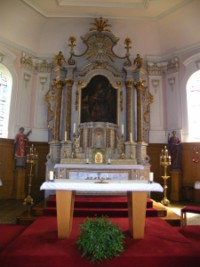 Le maître-autel de l'église de Rimling, daté 1739, est l'œuvre du sculpteur Jean Martersteck et constitue une pièce très élégante (photographie de la commune de Rimling).