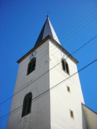 La tour-clocher de l'église Saint-Pierre est augmentée de niveaux supérieurs en 1823.
