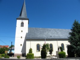 L'église paroissiale Saint-Pierre de Rimling se compose de parties datant des diférentes phases de restauration de l'édifice, depuis la construction en 1614 jusqu'à la dernière reconstruction suite aux destructions de la seconde guerre mondiale.