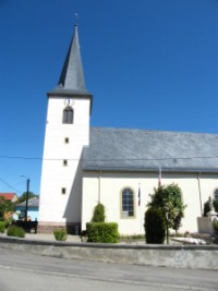 La fière église Saint-Pierre veille sur le village de Rimling.