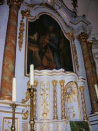 Dans la contretable du maître-autel, une peinture sur toile représente le repentir de saint Pierre, figuré agenouillé, les clefs dans la main gauche, devant le coq qui chanta trois fois, à chacun de ses reniements.