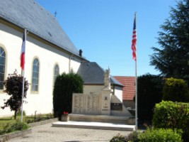 Le monument aux morts communal se situe à proximité immédiate de l'église Saint-Pierre de Rimling.