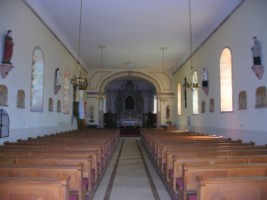 Vue intérieure de l'église Saint-Pierre vers le chœur.
