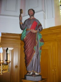 La statue du Prince des Apôtres saint Pierre, représenté avec clefs du Paradis, se situe à droite du maître-autel.