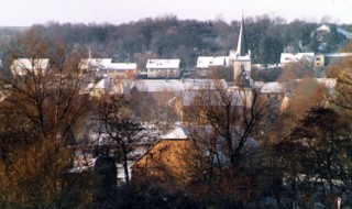Le village de Rimling et la colline du Schlossberg (photographie de la commune de Rimling).