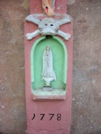 Le fût porte désormais la date 1778 et abrite une statuette de Notre-Dame de Fatima dans la niche.