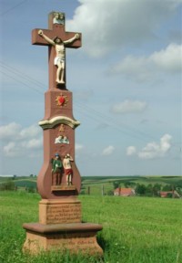 Près de l'écart d'Ohrenthal à Rolbing, cette croix de chemin est à fût et socle galbés et peinte en polychromie, comme le veut la tradition régionale. Elle représente saint Wendelin et saint Sébastien sur son fût.