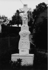 La croix est érigée en 1824 (photographie du service régional de l'inventaire de Lorraine).