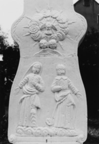 La Très Sainte Vierge et saint Jean sont représentés sur le fût-stèle (photographie du service régional de l'inventaire de Lorraine).